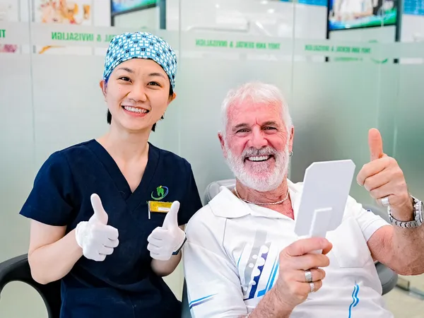 Zenith Dental client and clinic staff member sharing a thumbs-up after care